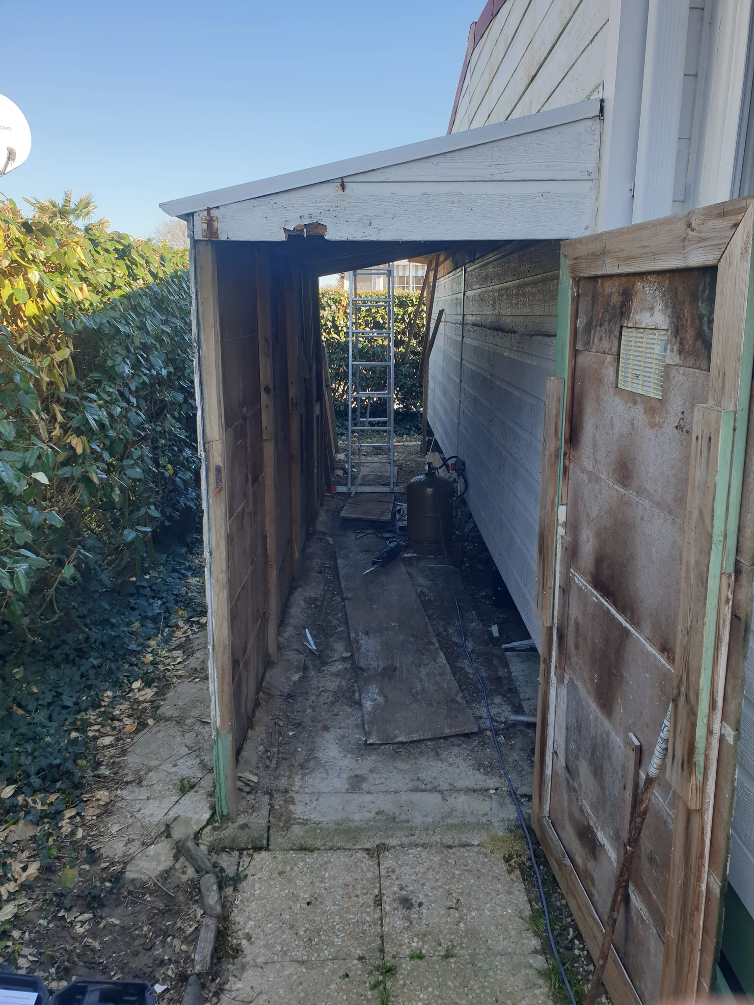 Structure d'abri démontée avant reconstruction sur mesure