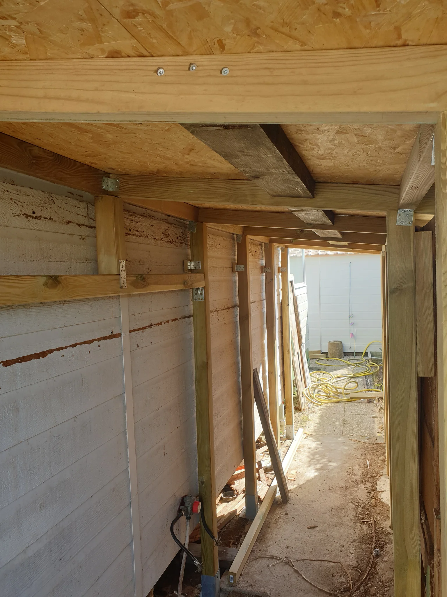 Structure intérieure d'un abri en cours de réalisation