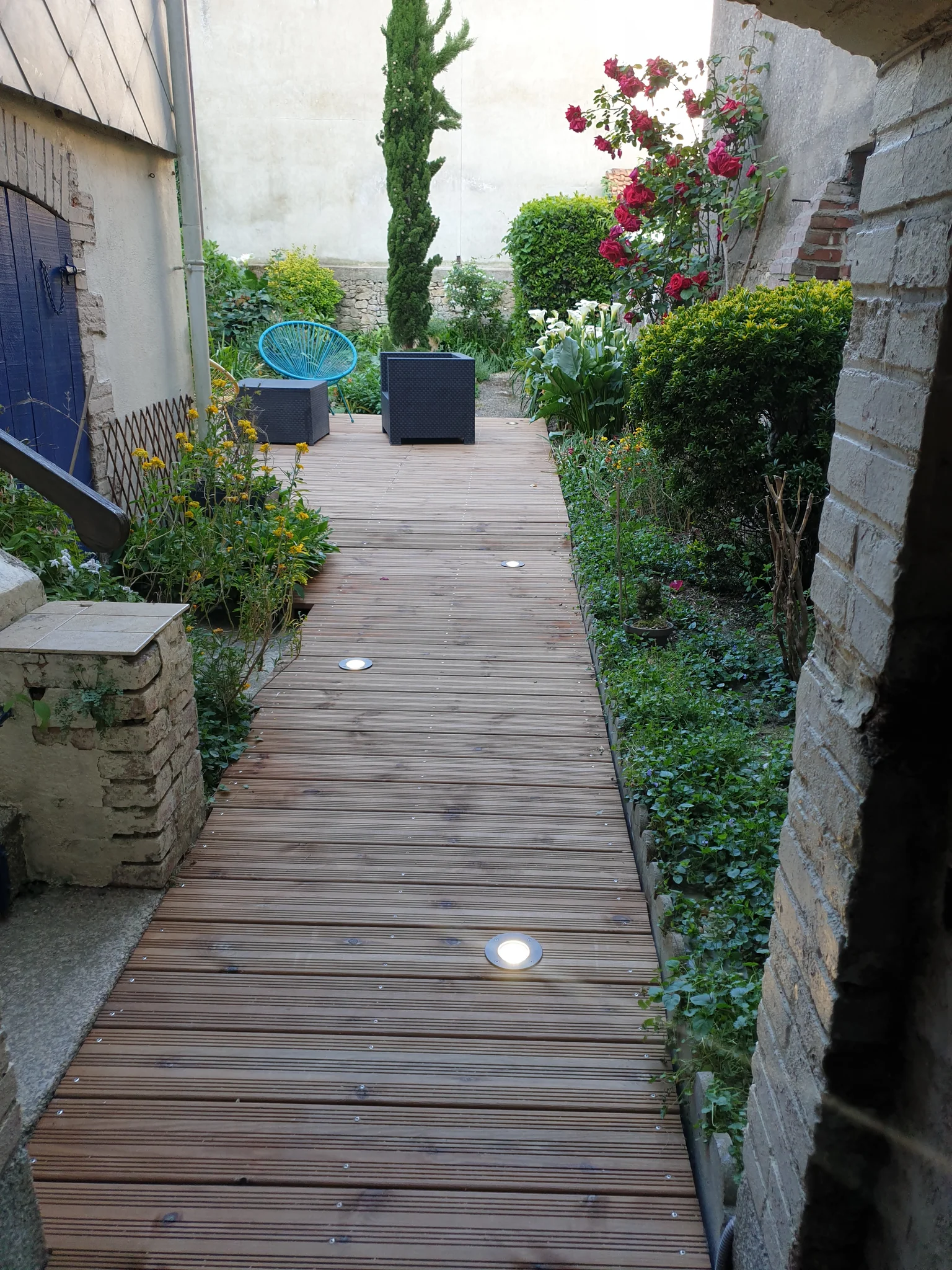 Terrasse sur mesure réalisée par ALLO JEREM avec éclairage encastré