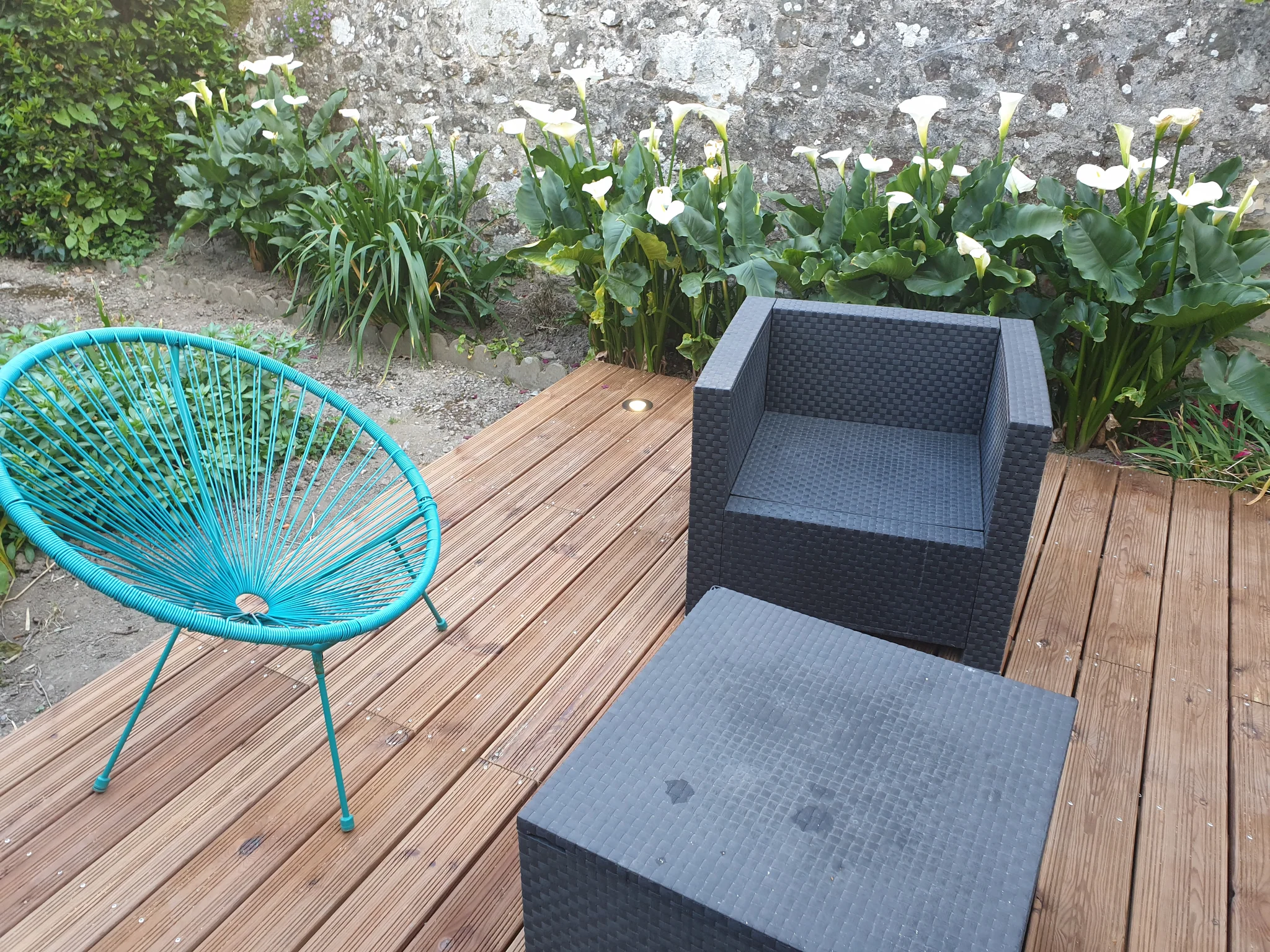 Terrasse sur mesure aménagée en cour intérieure avec mobilier de jardin