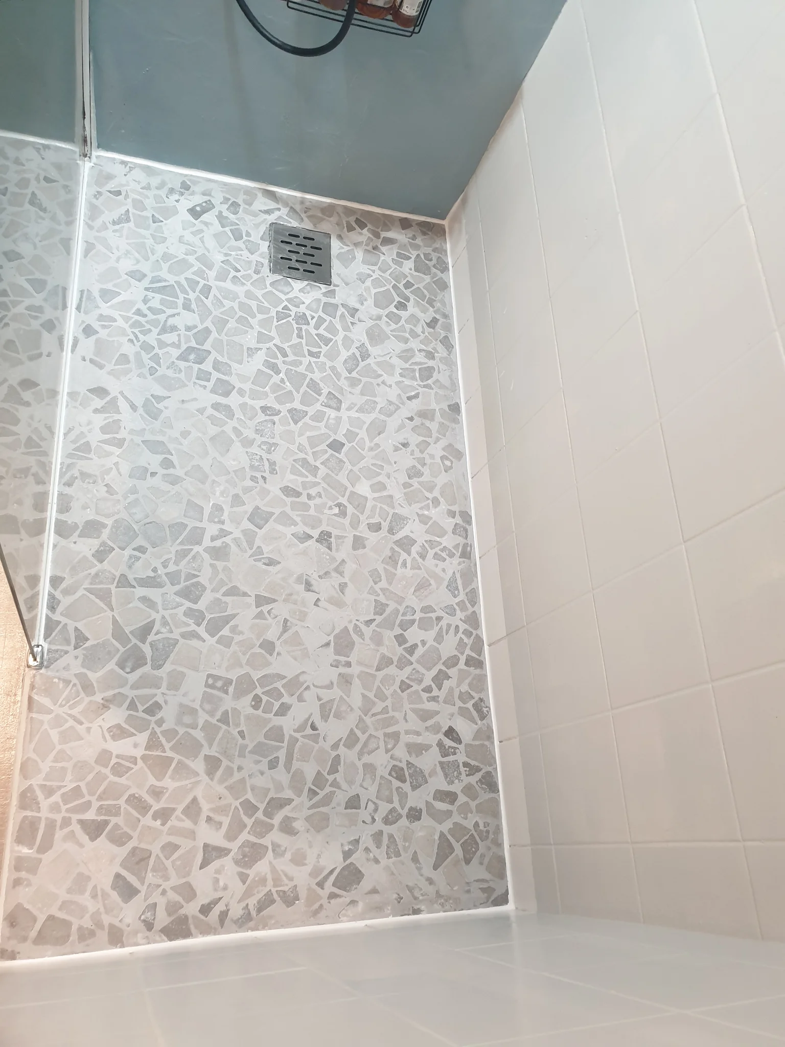 Douche à l'italienne terminée avec sol en terrazzo et siphon encastré