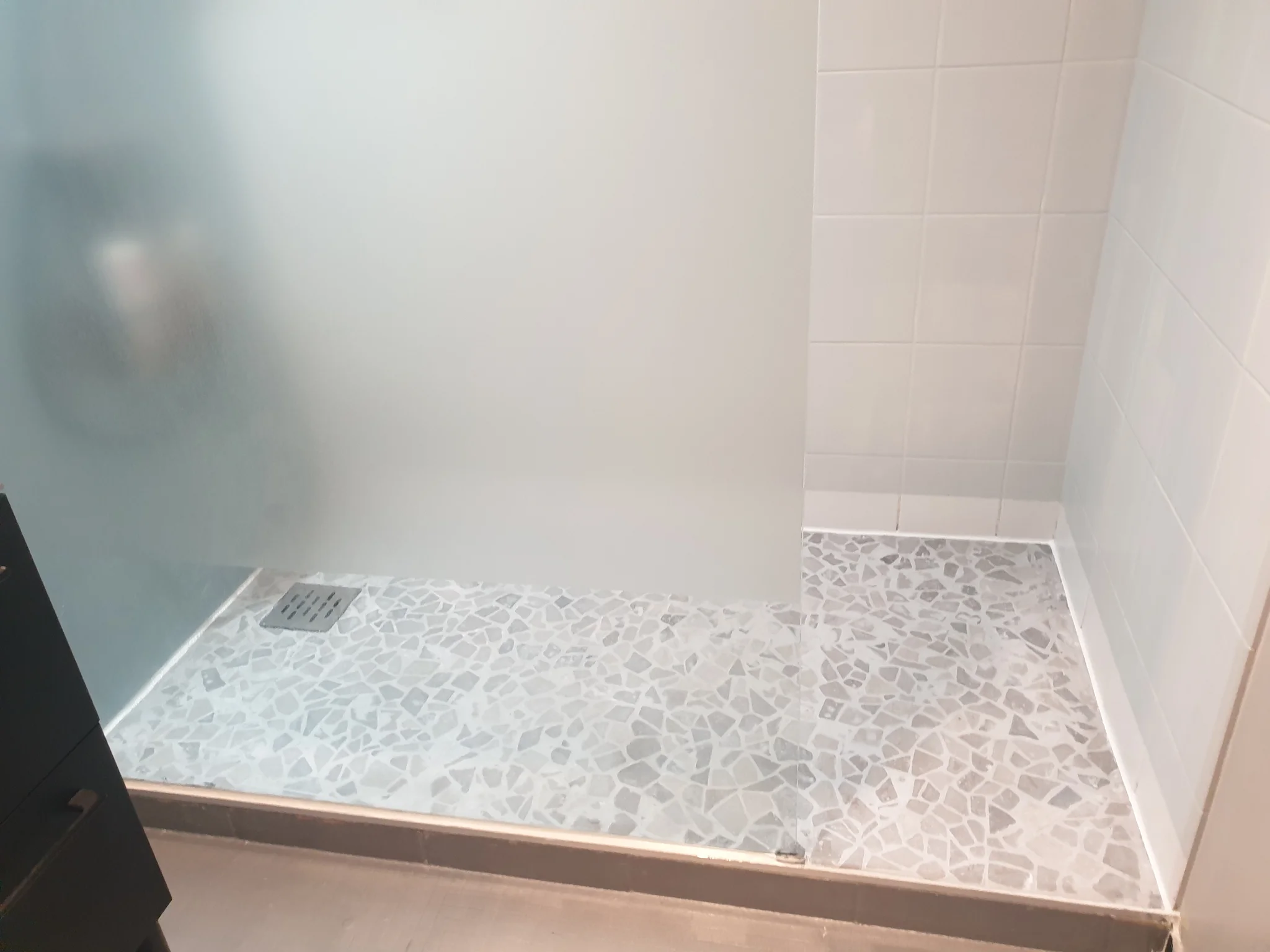 Salle d'eau après travaux avec la douche à l'italienne accessible