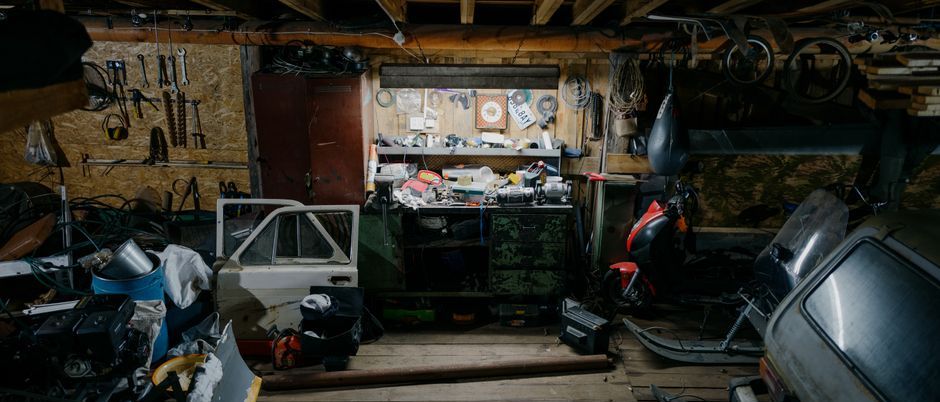 Établi d'atelier avec outils électriques suspendus au mur