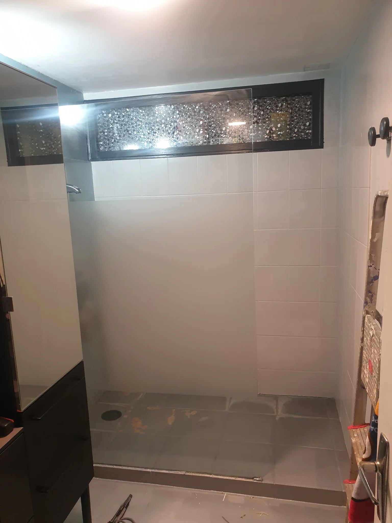 Salle d'eau avant travaux avec son ancienne douche à receveur