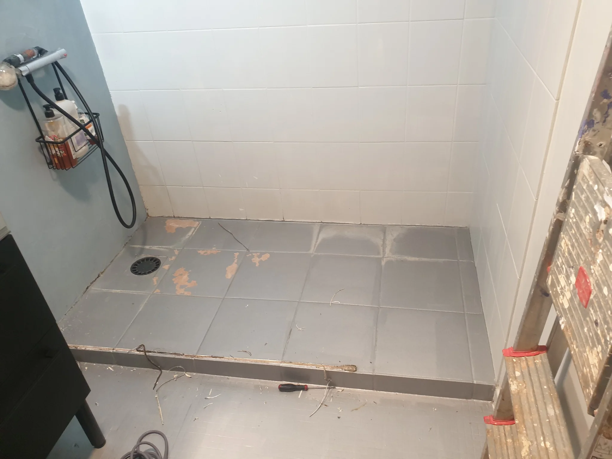 Receveur de douche surélevé déposé en cours de chantier