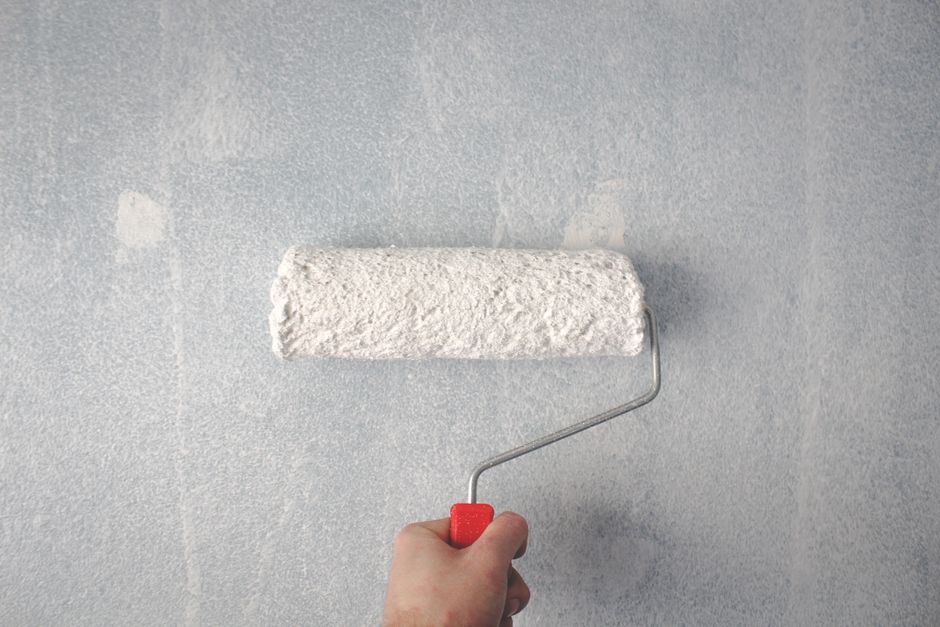 Application de la peinture au rouleau sur un mur intérieur