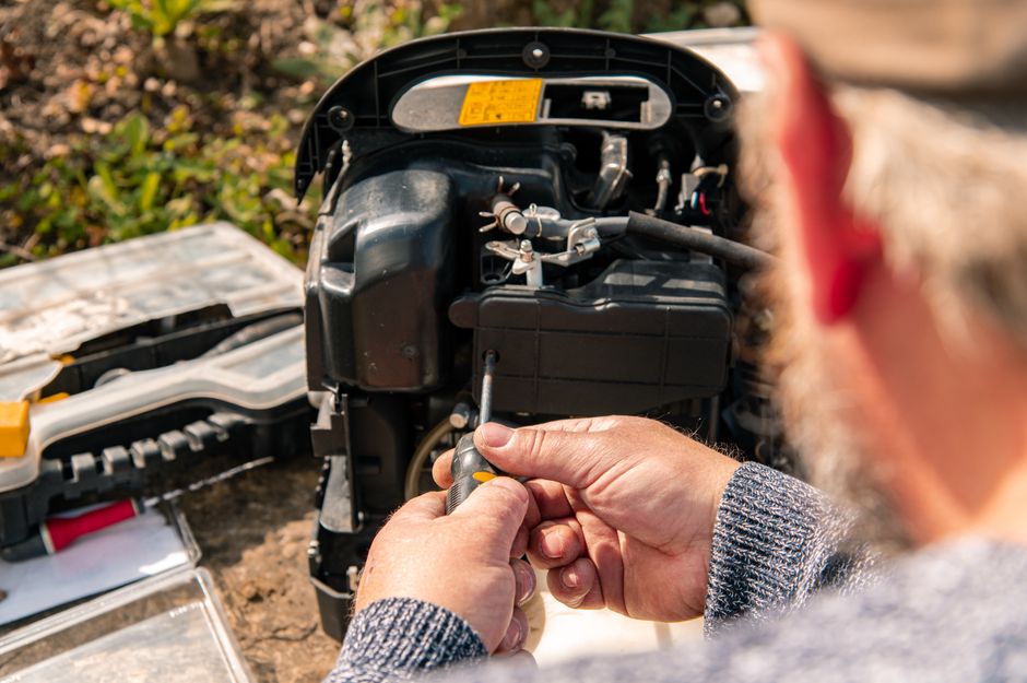Réparation d'un petit moteur thermique au tournevis